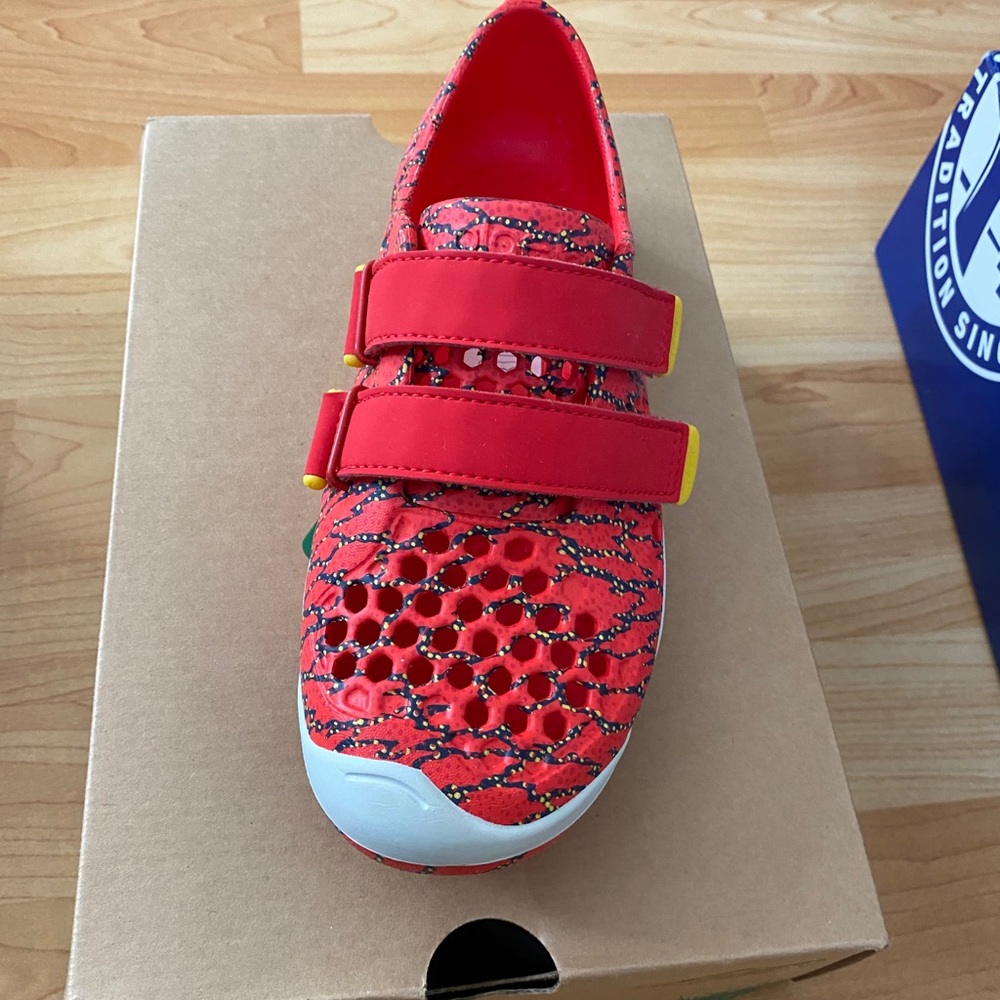 Plae water shoes,